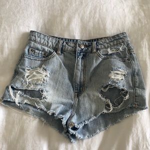BDG distressed high waist cut off denim shorts 🌟